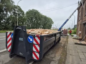 déchets de rénovation dans un container